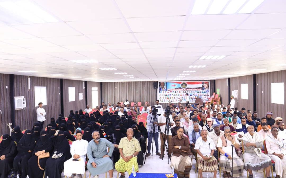 في لقاء تشاوري موسع لمنظمات المجتمع المدني بالمكلا .. لجنة التواصل بحضرموت تشدد على عدم تكرار أخطاء الماضي في التحركات الفردية للمطالبة بحقوق حضرموت
