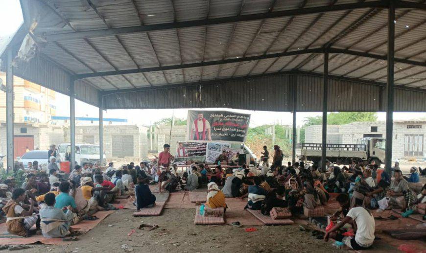 تصعيدًا خطيراً في محافظة أبين ومطالبات برفع مخيم عشال فورا
