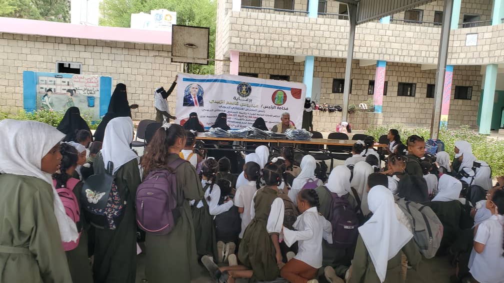 ادارة التعليم بانتقالي ابين تدشن توزيع الحقائب المدرسية لذوي الاحتياجات الخاصة بمدارس خنفر