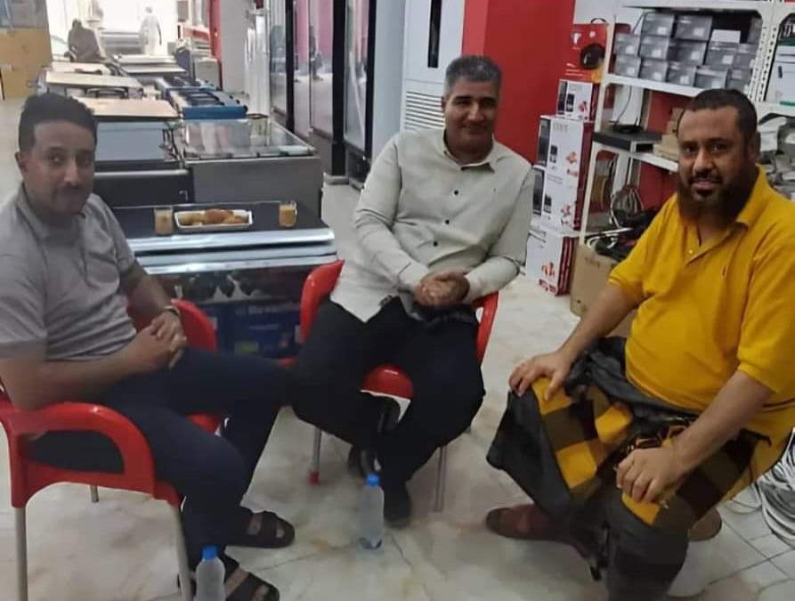 لقاء أخوي في مدينة جعار بأبين يضم المهندسان نزارهيثم  ومحمدالعبادي بالشخصية الإجتماعية ياسر عسيري