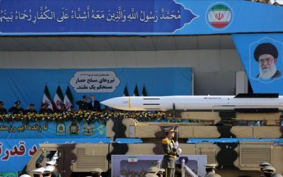 إيران تستعرض صاروخا باليستيا ومسيرة انتحارية جديدين