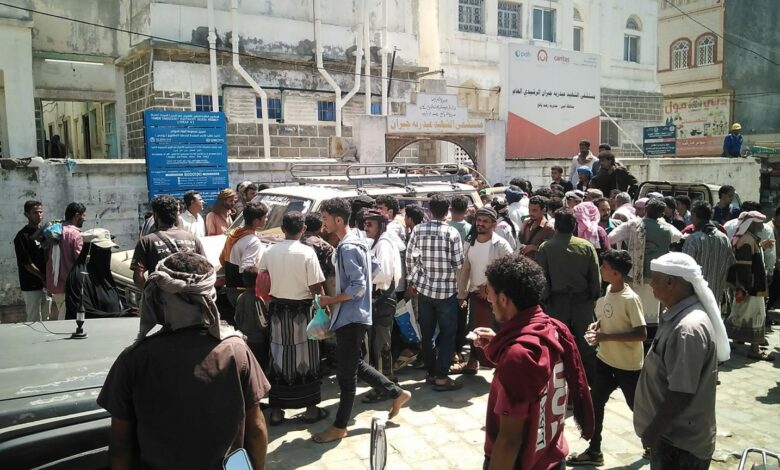 إصابة 3 مهندسين جراء انفجار سيارة تعمل بالغاز في يافع