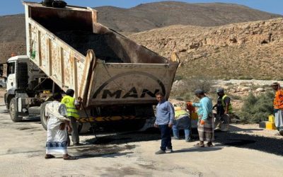 إستكمال أعمال سفلتة العبارة المتضررة من السيول في نشطون بالمهرة