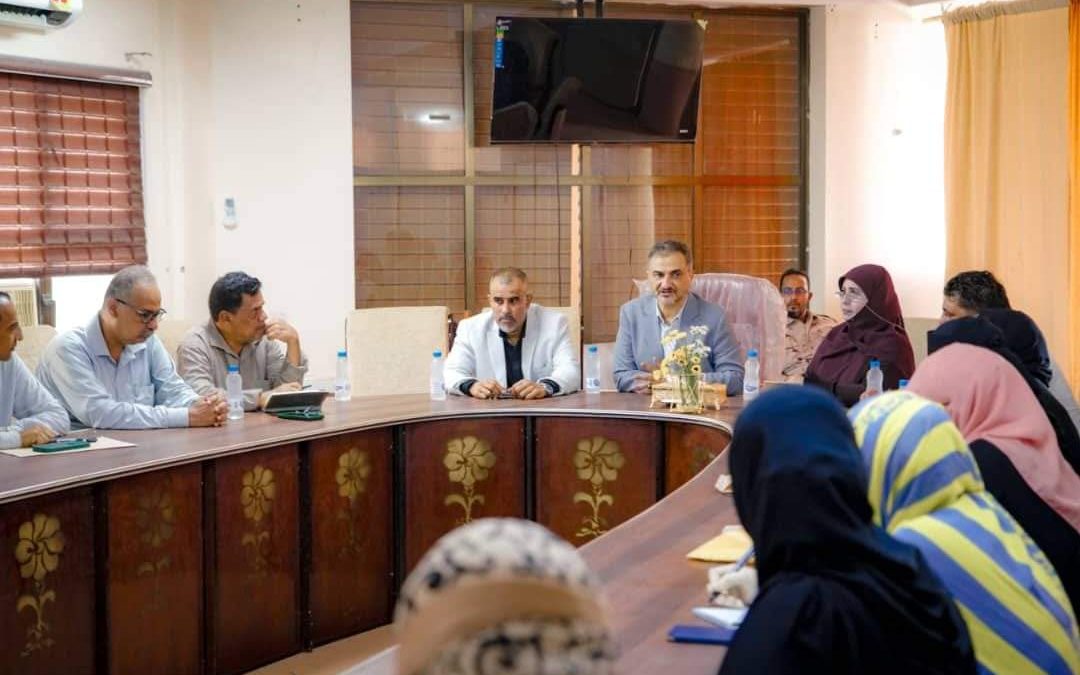 لملس يلتقي مكتب التربية والتعليم ويوجّه بصرف راتب شهرين للمعلمين المتعاقدين