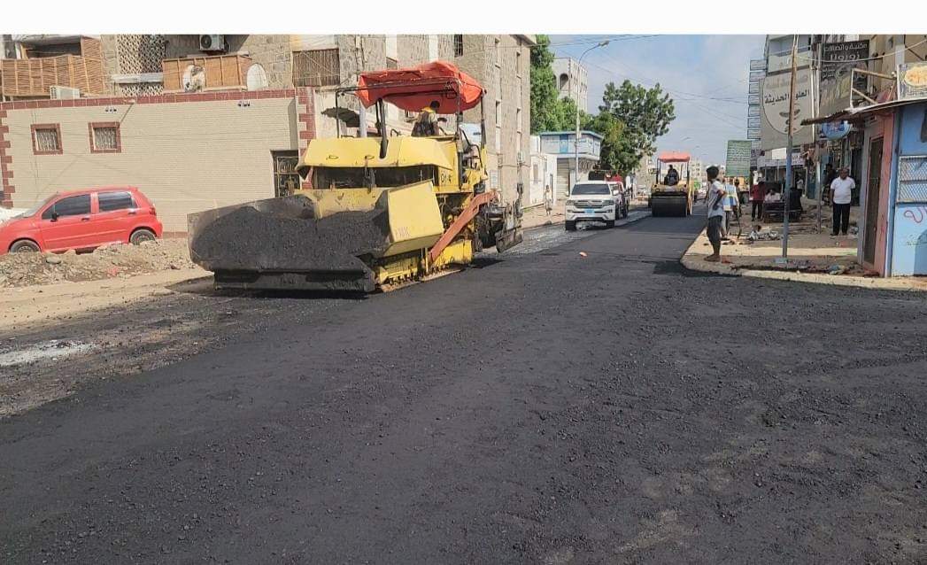 مدير عام المنصورة يدشن أعمال الأسفلت في شارع الحريش – تقاطع كورنيش المرشدي