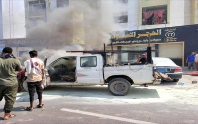 عدن.. احتراق سيارة بشارع المنصورة الرئيسي