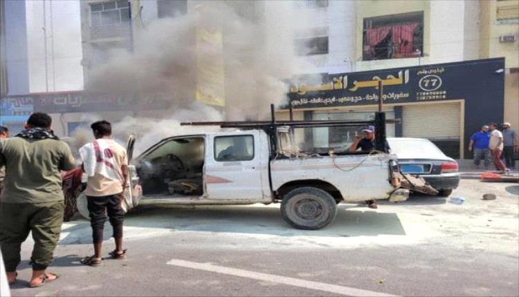 عدن.. احتراق سيارة بشارع المنصورة الرئيسي