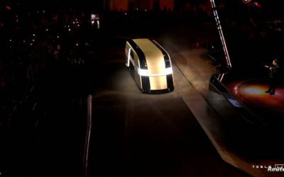 “التاكسي الآلي” و”الروبوفان”.. ماسك يكشف منتجات تسلا الجديدة