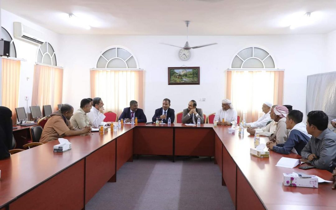 محافظ حضرموت يناقش مع رجال المال والأعمال بالوادي تسهيل الحركة التجارية والاستثمارية
