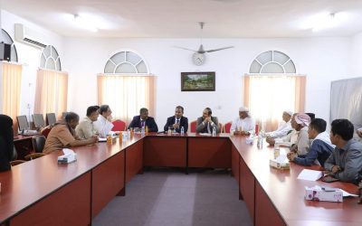 محافظ حضرموت يناقش مع رجال المال والأعمال بالوادي تسهيل الحركة التجارية والاستثمارية