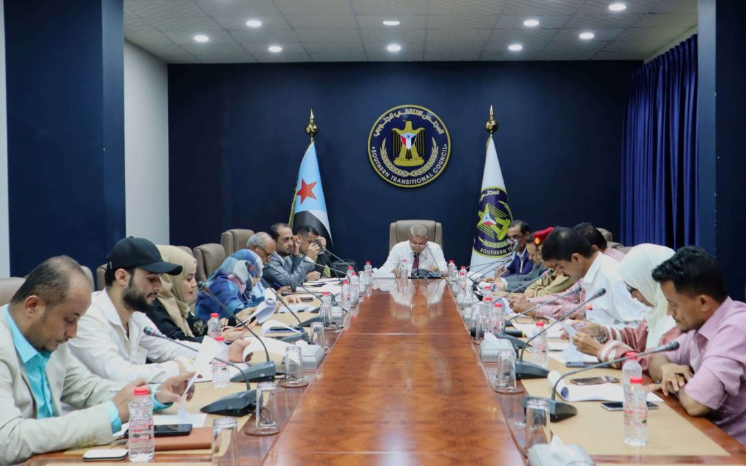 سياسية الانتقالي تدعو حكومة المناصفة إلى تحمل مسؤوليتها إزاء تدهور العملة المحلية