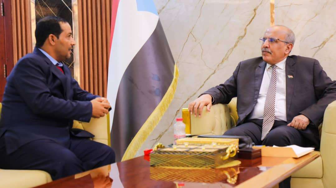 الكثيري يشدد على ضرورة تصحيح العمل في وحدة إدارة مخيمات النازحين