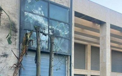 المسيرة أصابت نافذة غرفة نوم… أول صور لمنزل نتنياهو بعد محاولة اغتياله