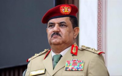 وزير الدفاع: مليشيا الحوثي لن تتوقف باستهداف السفن حتى لو انتهت الحرب