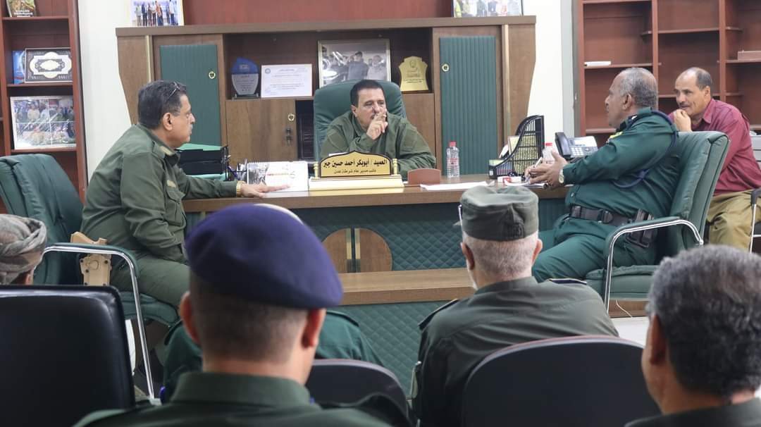 العميد جبر يترأس اجتماعًا هامًا بمدراء شرط العاصمة عدن