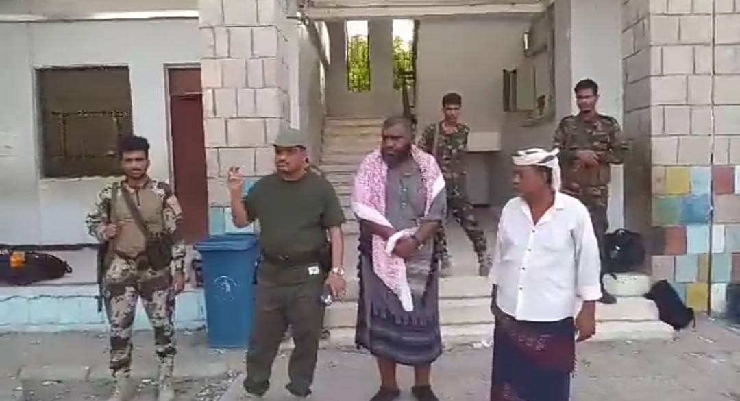 مدير أمن محافظة أبين يقوم بزيارة مفاجئة لمدرسة 22 مايو بزنجبار