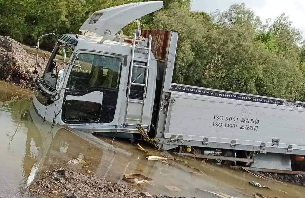 سيول جارفة تتسبب في أضرار كبيرة بمديرية المضاربة ورأس العارة في لحج