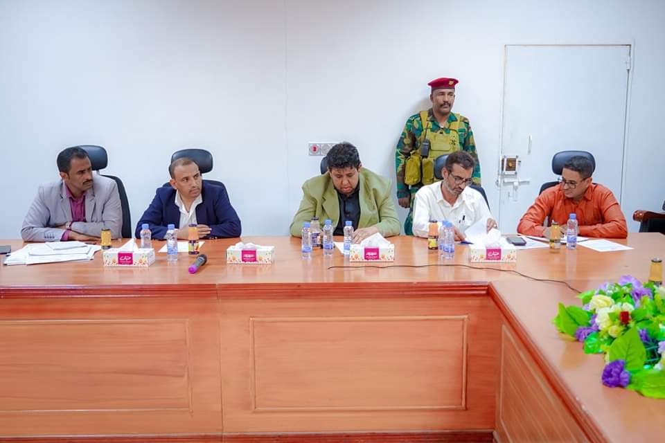 برئاسة المحافظ بن الوزير: لجنة المناقصات تقر الإعلان عن حزمة مشاريع بما يقارب من 5 ملايين دولار