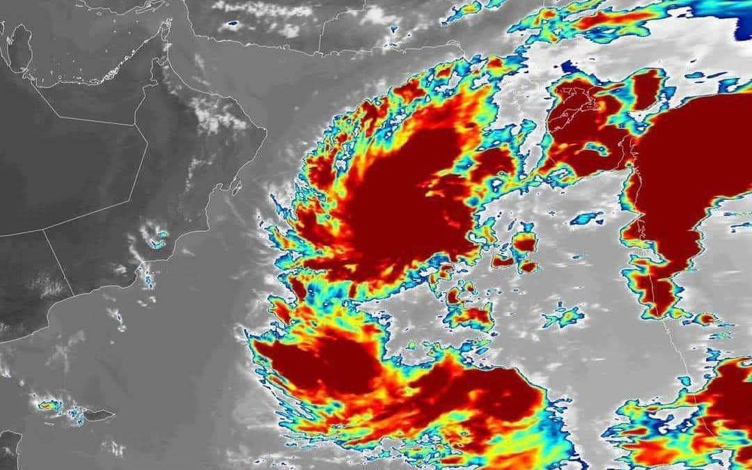 منخفض جوي في بحر العرب سيضرب سواحل عمان غدًا وتوقعات بتأثر السواحل الشرقية للبلاد