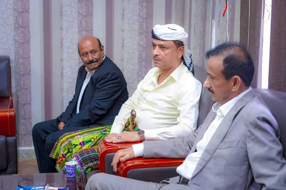 المحافظ بن الوزير يلتقي وفد هيئة رئاسة المجلس الانتقالي ويناقش سبل التعاون والتنسيق المشترك