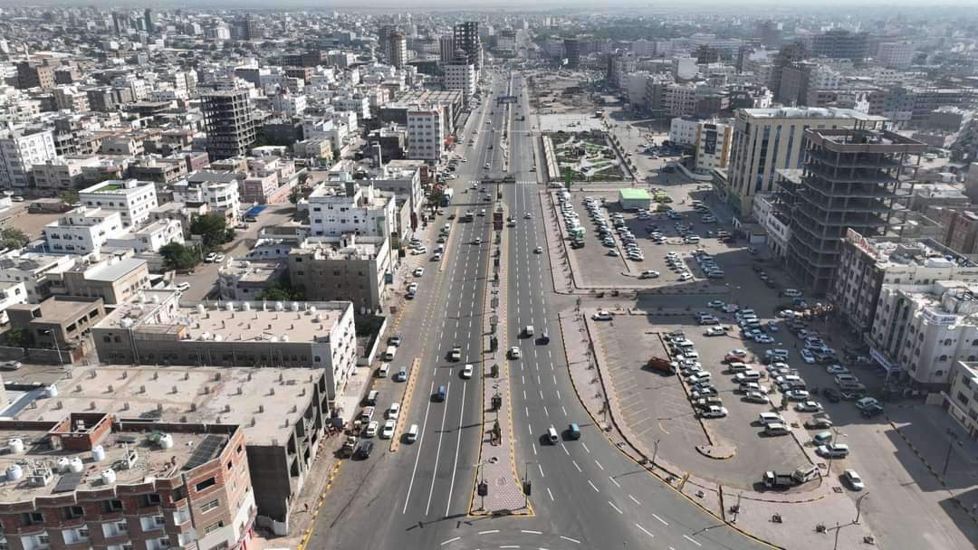 صحفي يشيد بصندوق صيانة الطرق عقب إعادة تأهيله لشارع حيوي في العاصمة عدن