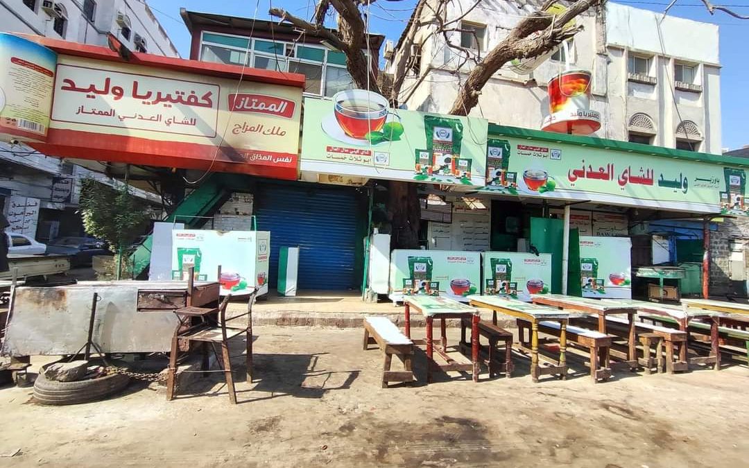 صورة وتعليق… الشجرة يابسة والمقهى فاضية !!