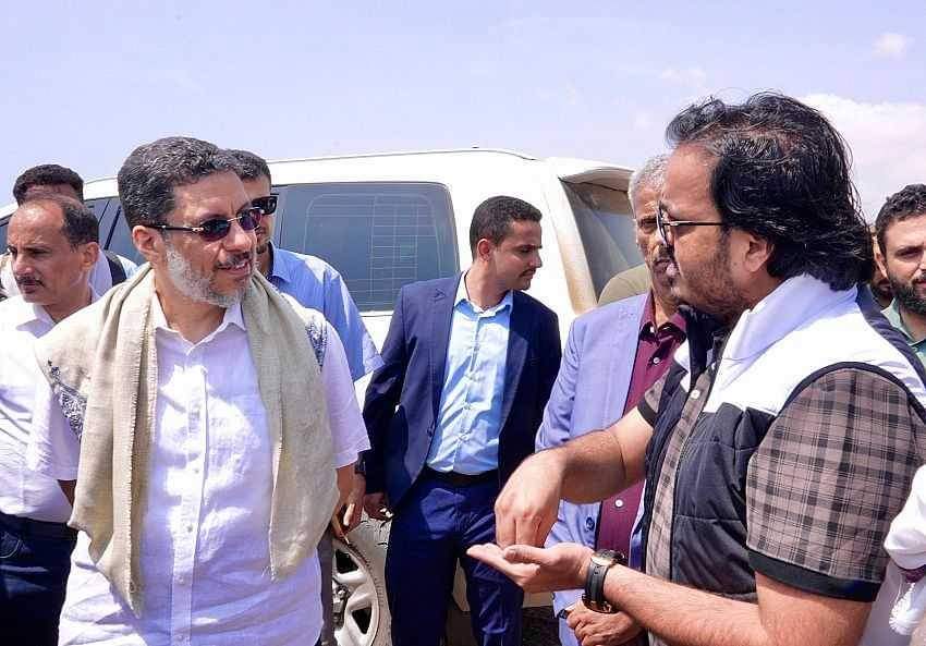 عدن: رئيس الوزراء يطلع على موقع مشروع توليد الطاقة الكهربائية بالرياح في منطقة قعوة الساحلية