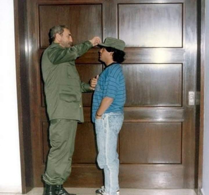 صورة اللحظة التاريخية بين كاستروا وماردونا