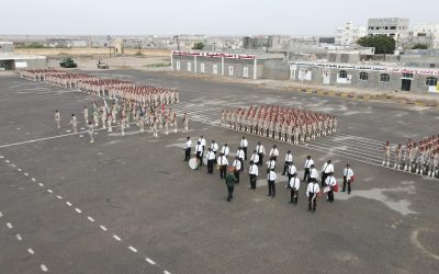 وزير الدفاع يشهد عرضا لطلبة الكلية الحربية في العاصمة عدن