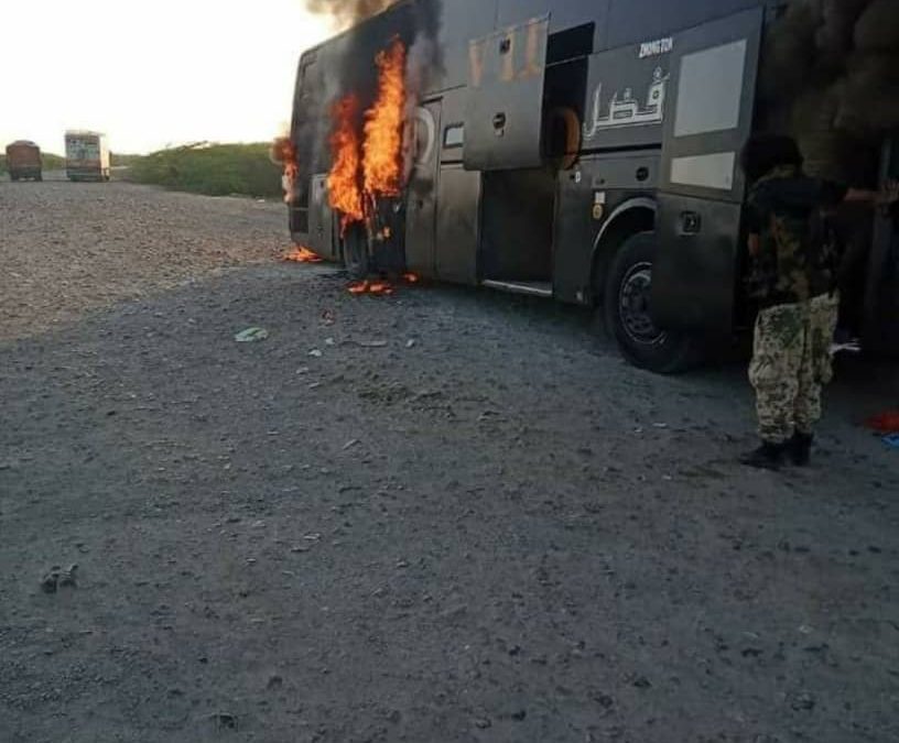 نجاة خمسين راكبًا من حريق التهم حافلة قادمة من السعودية بمحافظة أبين