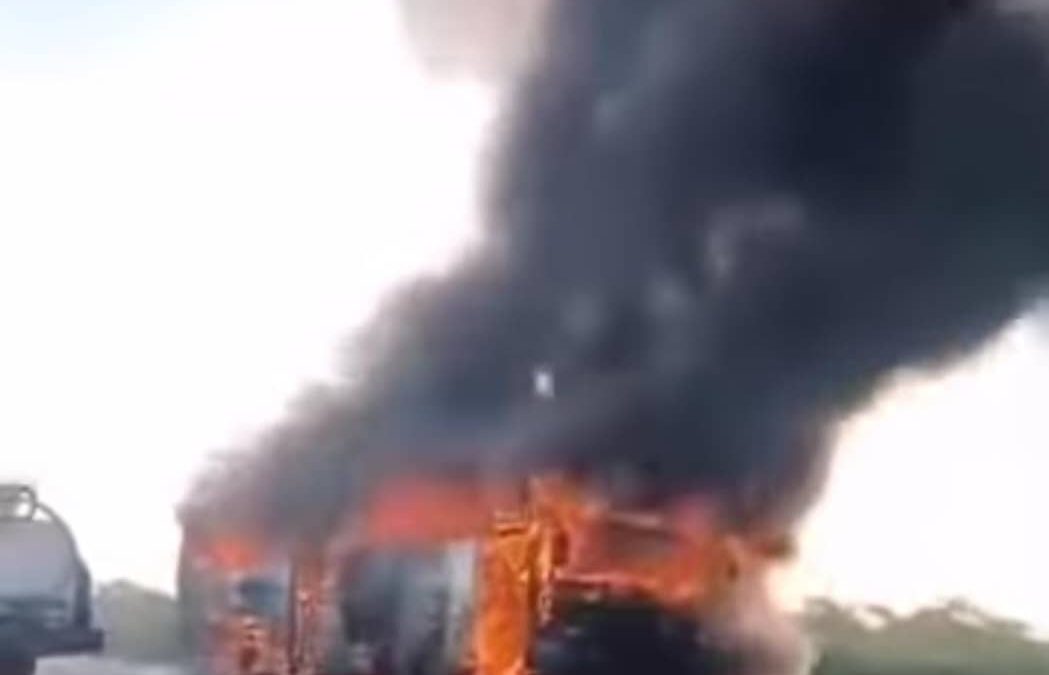 احتراق حافلة نقل جماعي في محافظة أبين