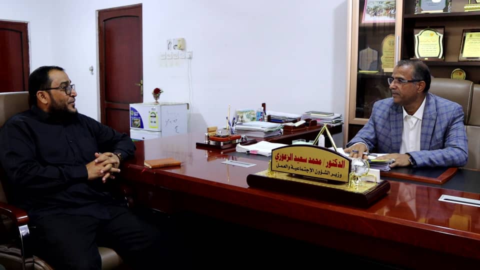 وزير الشؤون الاجتماعية والعمل يلتقي بقيادة مؤسسة” يماني “