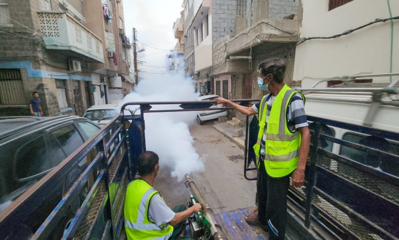 بدء حملة رش ضبابي لمكافحة الحشرات الناقلة للأمراض والأوبئة في مديرية صيرة بالعاصمة عدن