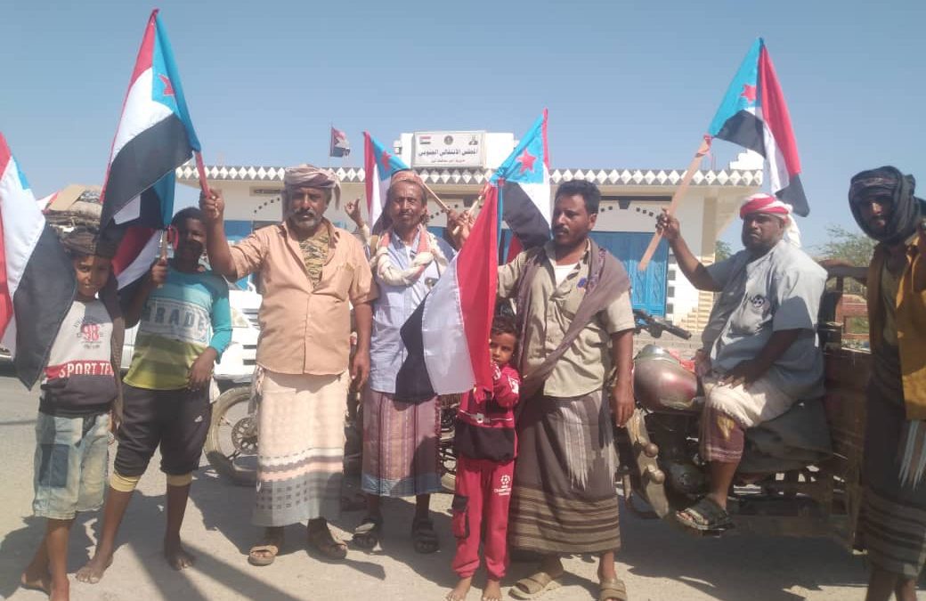 انتقالي أحور يدشن رفع إعلام الجنوب على المباني الحكومية وشوارع المدينة ابتهاجاً بثورة 14 أكتوبر المجيد