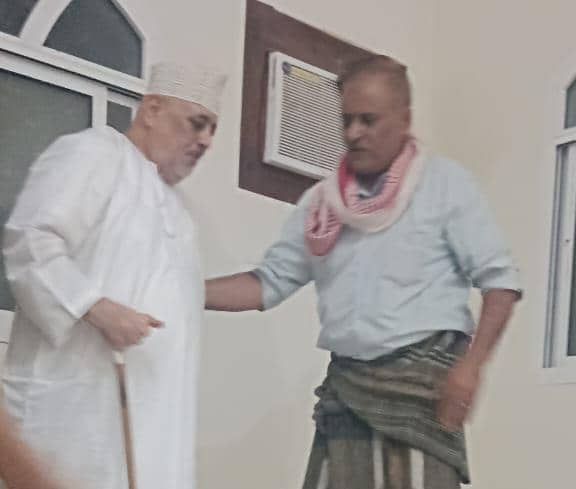 الشيخ يسلم طاهر حنش يقدم العزاء في وفاة الشاب سليم نبيل السعيدي