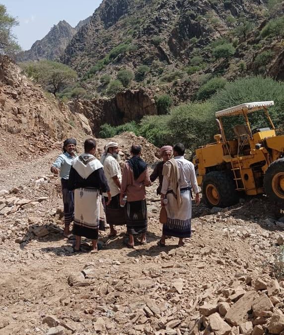 مسؤولون يطلعون على سير العمل بعدد من المشاريع بيافع سرار