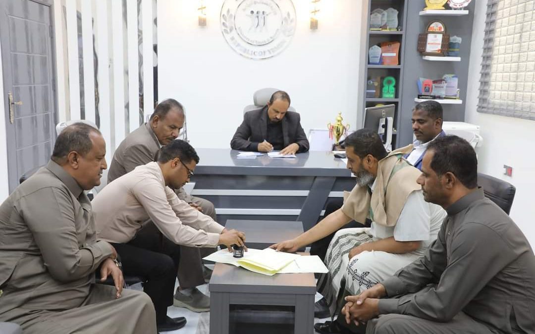 محافظ حضرموت يسلم نادي سيئون الرياضي منشآته التعويضية المتمثلة في ملعب الشهيد جواس وملحقاته