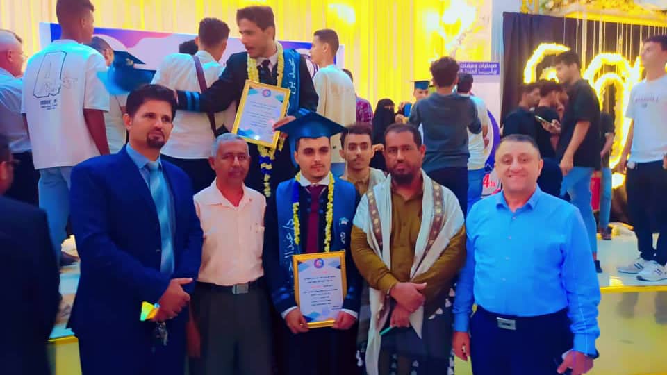 خلال حضورهما حفل التخرج  الحامد وباعزب يهنئان اليوسفي بتخرج نجله من معهد الأحقاف للعلوم الصحية