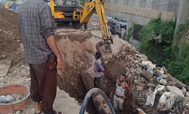 فرق الصيانة بمؤسسة مياه عدن تعمل على إصلاح كسر في خط مياه مديرية التواهي