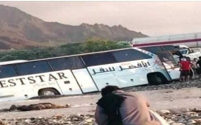 نجاة مسافرون من الموت بعد أن جرفتهم سيول الأمطار بحضرموت