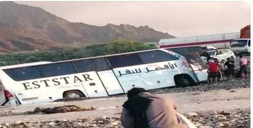 نجاة مسافرون من الموت بعد أن جرفتهم سيول الأمطار بحضرموت