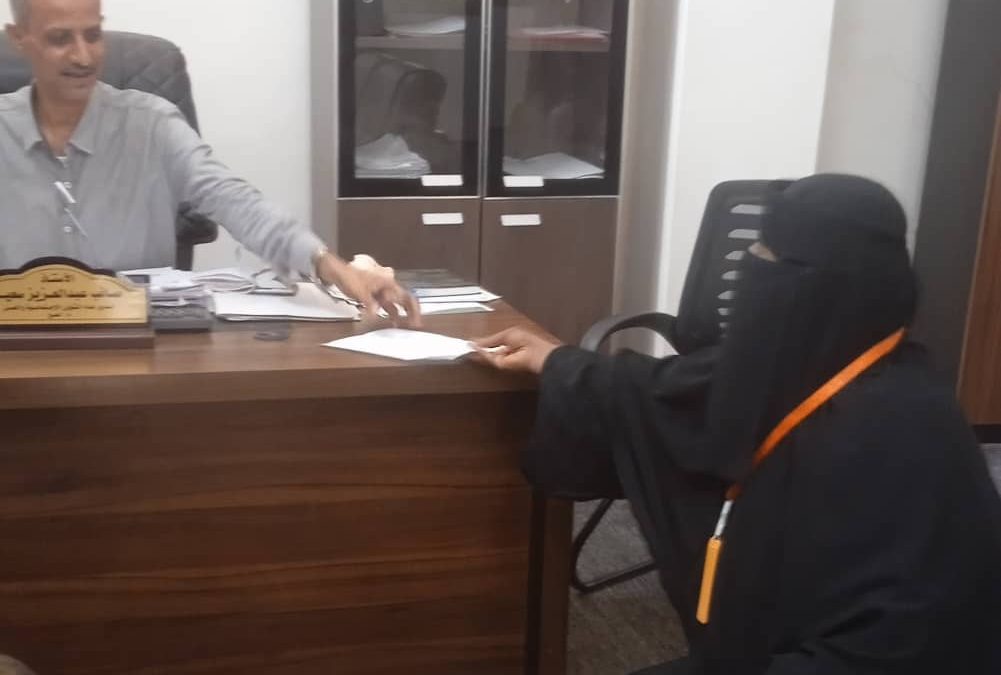 لحج ..جمعية شباب الحمراءالتنموية بالتعاون مع مكتب الشؤون الاجتماعية تنظم جلسات توعوية حول سياسات التمييز في أجور النساء