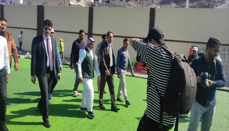وزير الشباب والرياضة يدشّن مشروع فرش العشب الصناعي في ملعبي نادي الميناء والروضة في العاصمة