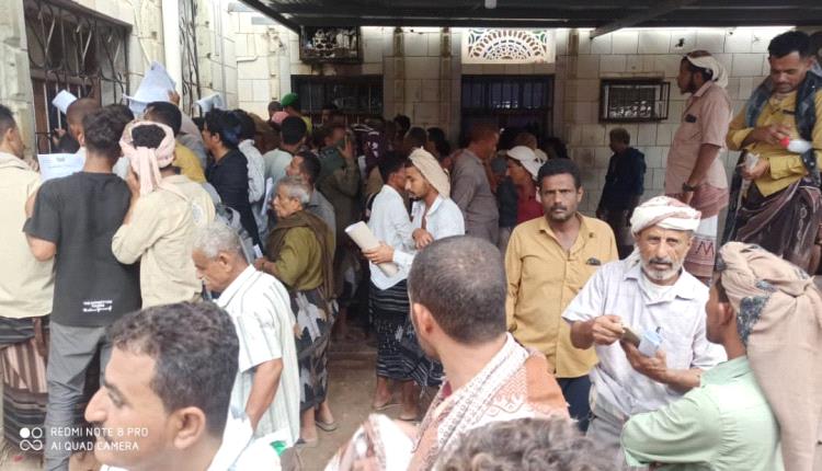 طلبا للبطاقة الجديدة.. تشهد إدارة الأحوال المدنية بلحج إزدحام كبير