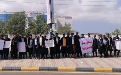 عدن تشهد وقفة احتجاجية لطلاب المعهد العالي للقضاء ومناشدات صرف مرتباتهم