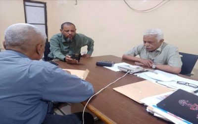 مدير كهرباء أبين يلتقي برئيس قسم خطوط 132 ويبحث معه إعادة تركيب الشلمنات المسروقة من ابراج النقل