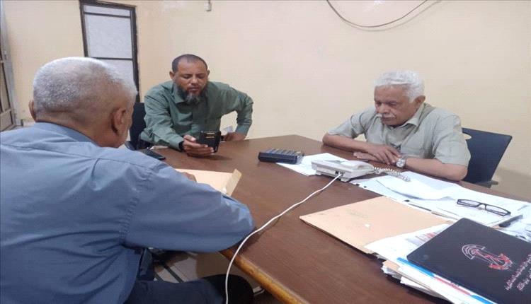 مدير كهرباء أبين يلتقي برئيس قسم خطوط 132 ويبحث معه إعادة تركيب الشلمنات المسروقة من ابراج النقل