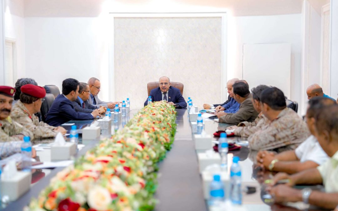 الكثيري يترأس اجتماعًا موسعًا لمناقشة الوضع العام مع نقابات عمال الجنوب وممثلي الاتحادات والهيئات العسكرية والأمنية الجنوبية