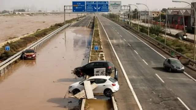“الماء التهم اليابسة”.. ارتفاع عدد قتلى الفيضانات في إسبانيا إلى 205
