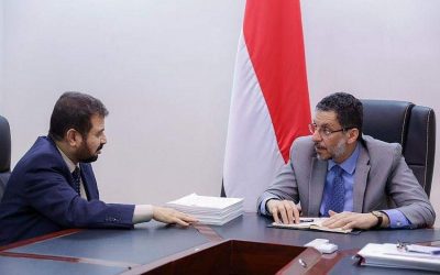 بن مبارك يتسلم من “الجهاز المركزي” تقارير مراجعة حسابات مصافي عدن وشركة الغاز بمأرب ومؤسسات أخرى
